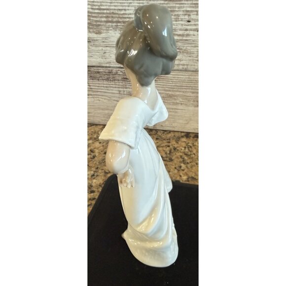 Nao by Lladro "How Pretty" Porcelain Figurine Vintage - Picture 4 of 7